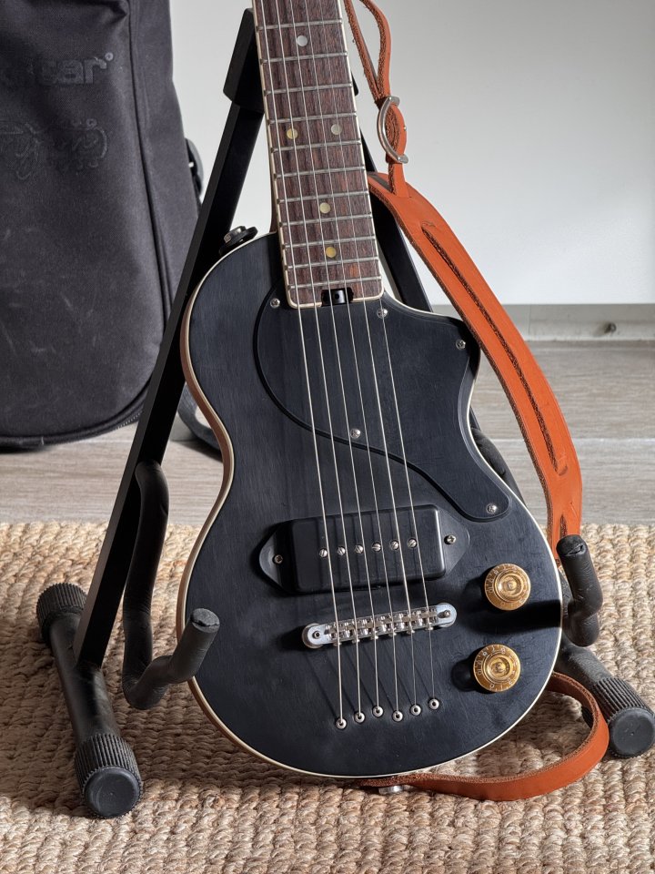 Guitarra de viaje "carry-on" de Blackstar mejorada con P90 y USA elect