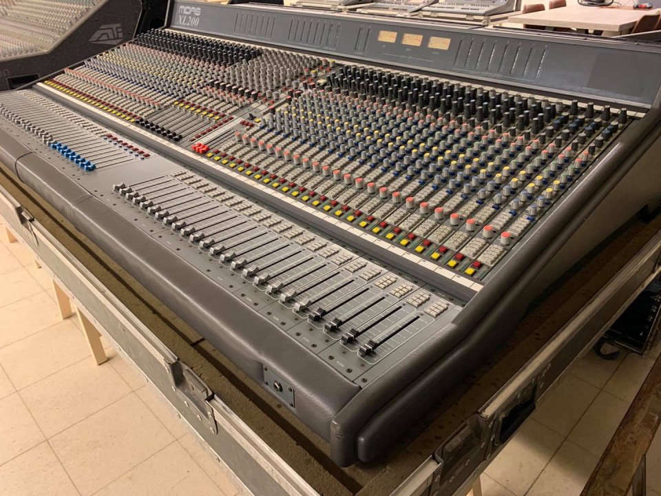 Mesa de mezclas MIDAS XL200