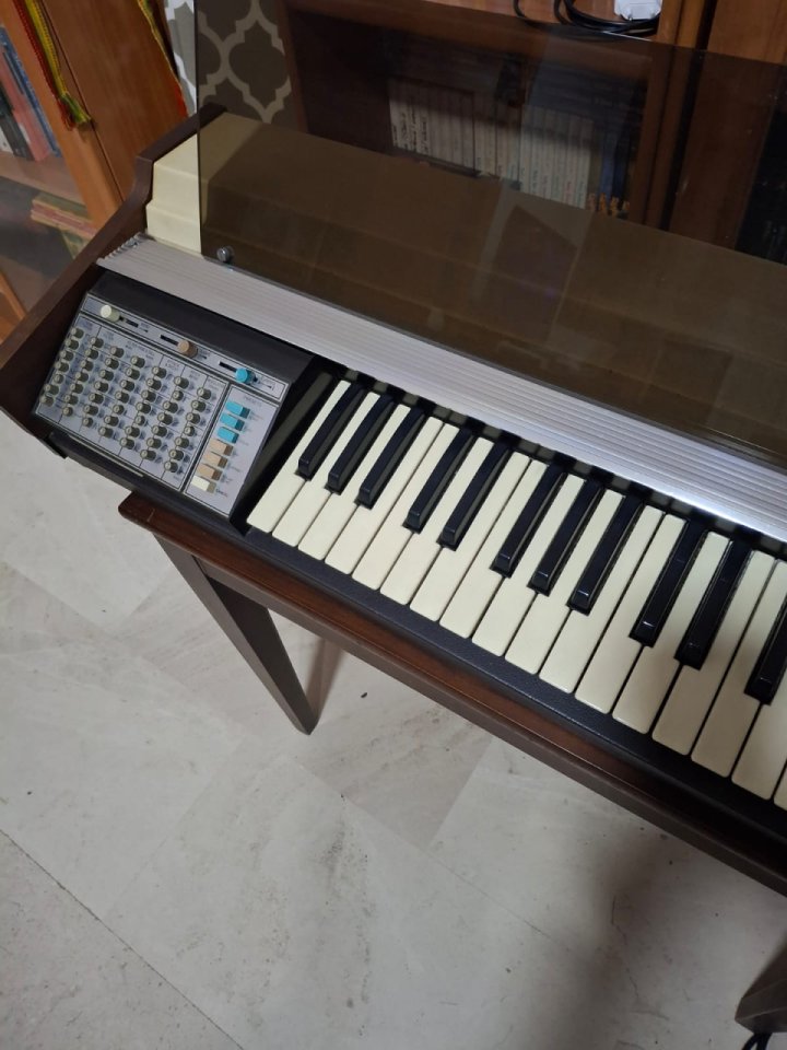 Sintetizador analógico vintage Hammond 102100 (Made in USA, 240V)