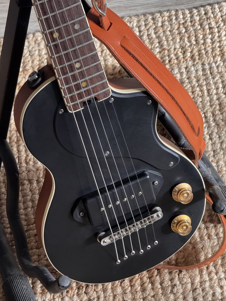 Guitarra de viaje "carry-on" de Blackstar mejorada con P90 y USA elect