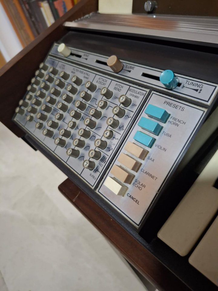 Sintetizador analógico vintage Hammond 102100 (Made in USA, 240V)