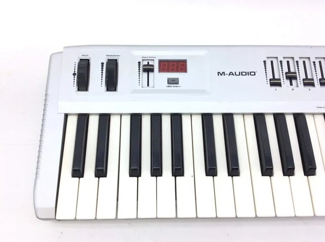Teclado midi M Audio Radium 49