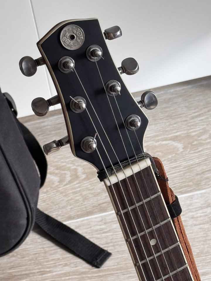 Guitarra de viaje "carry-on" de Blackstar mejorada con P90 y USA elect