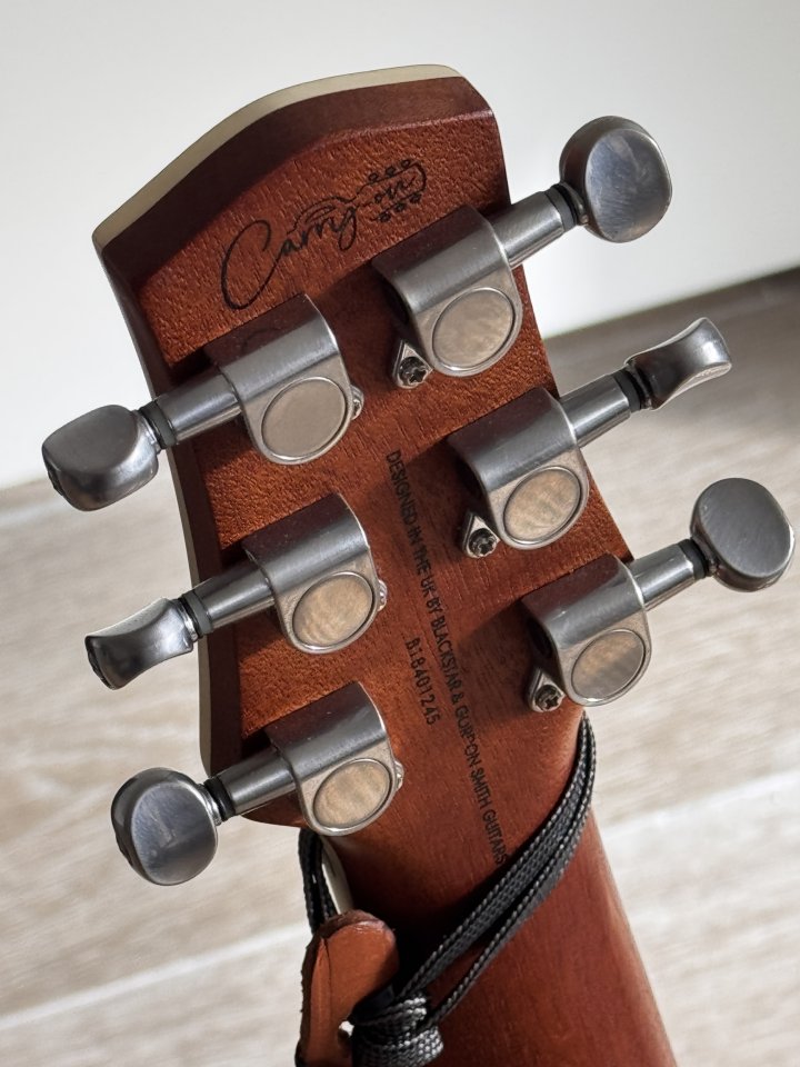 Guitarra de viaje "carry-on" de Blackstar mejorada con P90 y USA elect