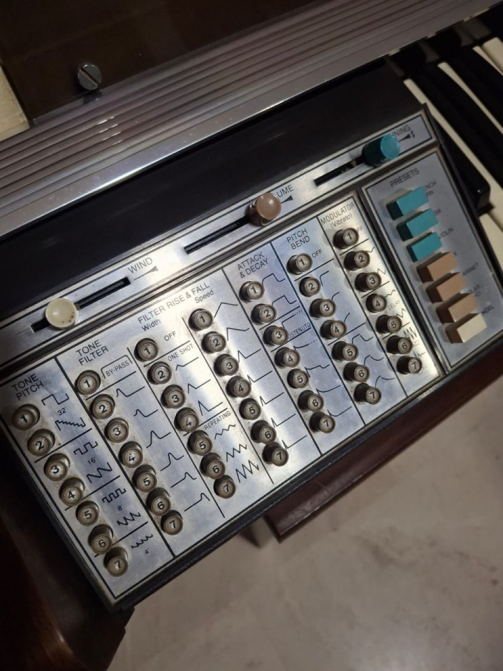 Sintetizador analógico vintage Hammond 102100 (Made in USA, 240V)