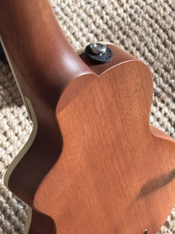 Guitarra de viaje "carry-on" de Blackstar mejorada con P90 y USA elect