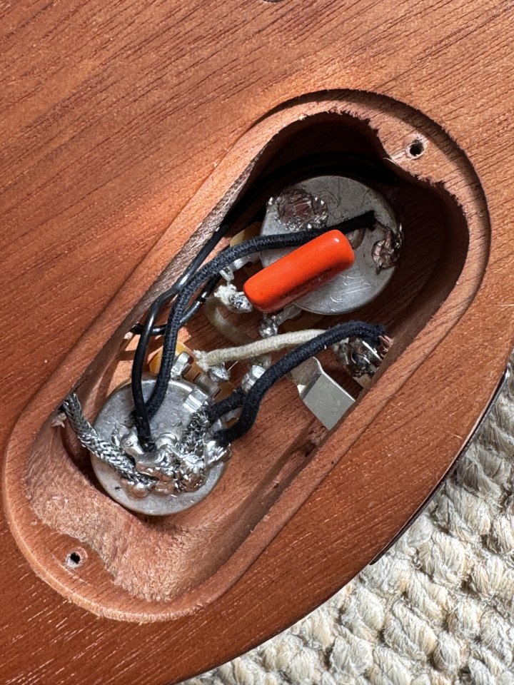 Guitarra de viaje "carry-on" de Blackstar mejorada con P90 y USA elect