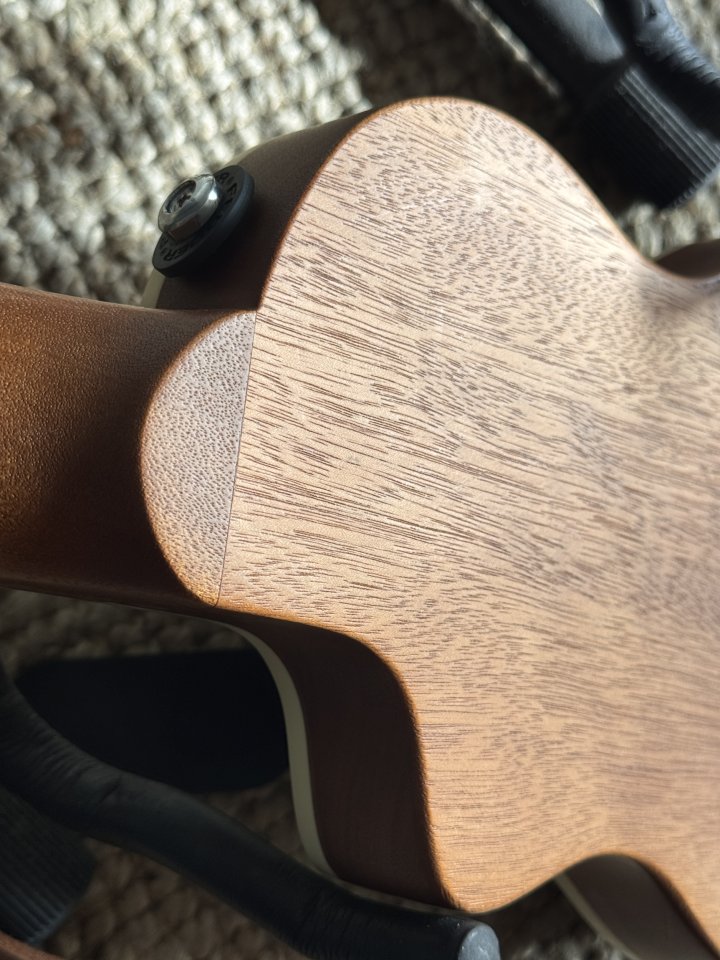 Guitarra de viaje "carry-on" de Blackstar mejorada con P90 y USA elect