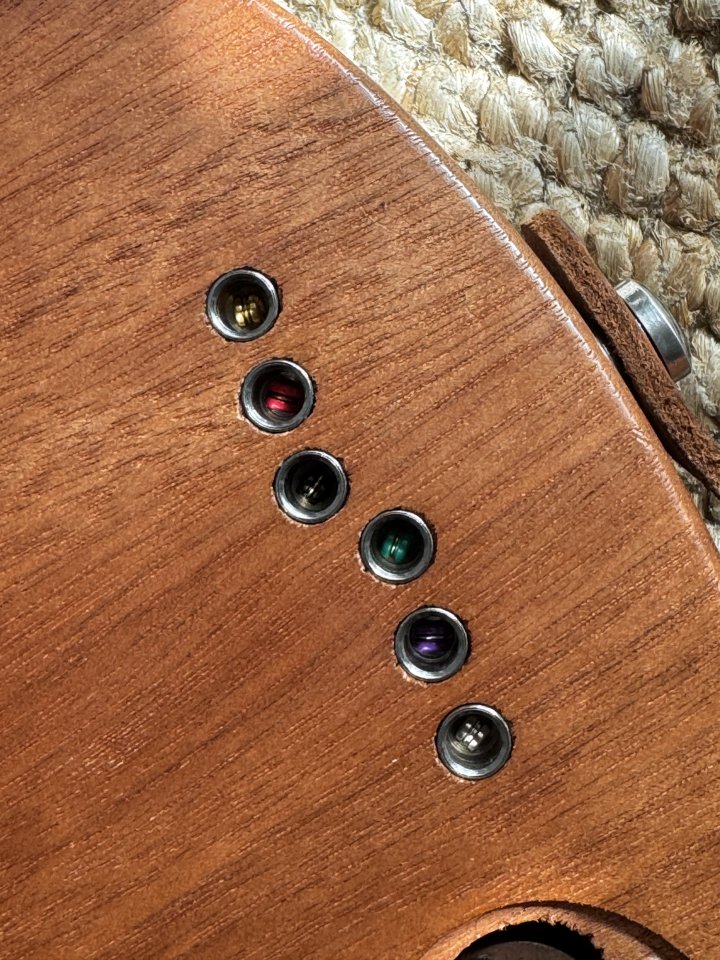 Guitarra de viaje "carry-on" de Blackstar mejorada con P90 y USA elect