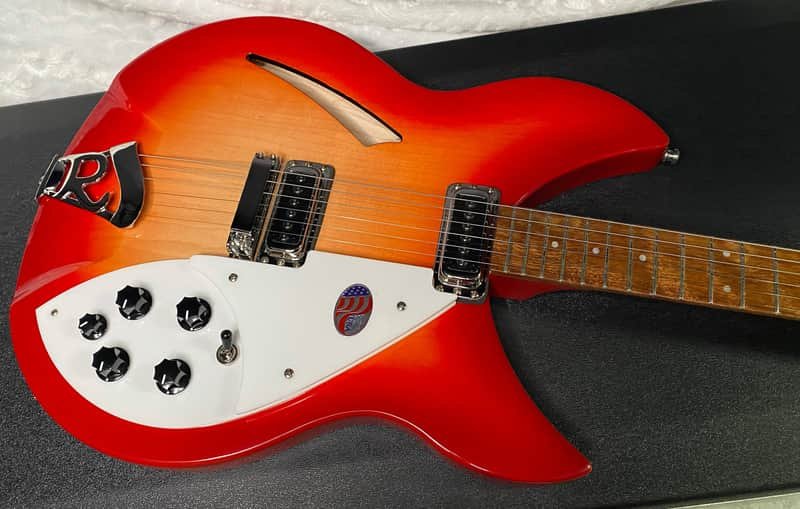 Rickenbacker 330 Fireglo 2026. Guitarra nueva aun sin estrenar. de segunda mano · Foto 2 de 6 · Madrid · 2299 €