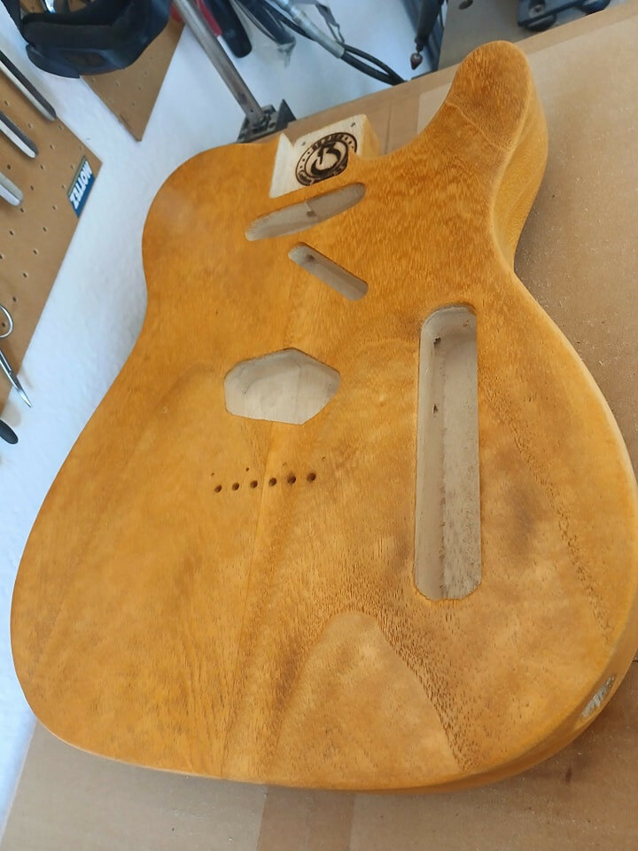 Se pintan guitarras y bajos