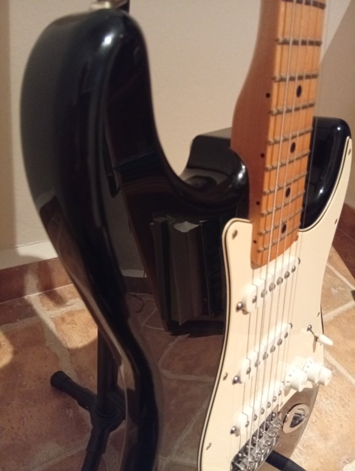 Fender Stratocaster Standard México de segunda mano · Foto 7 de 7 · Valencia · 500 €