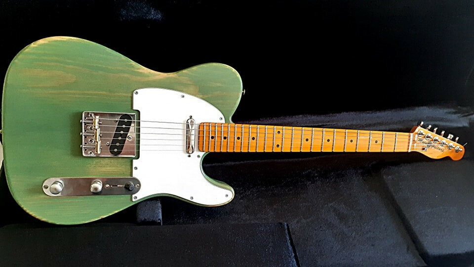 Se pintan guitarras y bajos