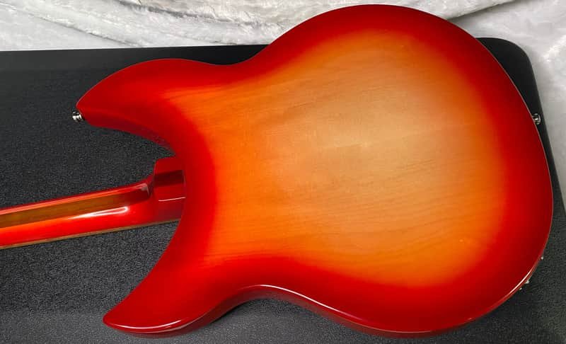 Rickenbacker 330 Fireglo 2026. Guitarra nueva aun sin estrenar. de segunda mano · Foto 5 de 6 · Madrid · 2299 €