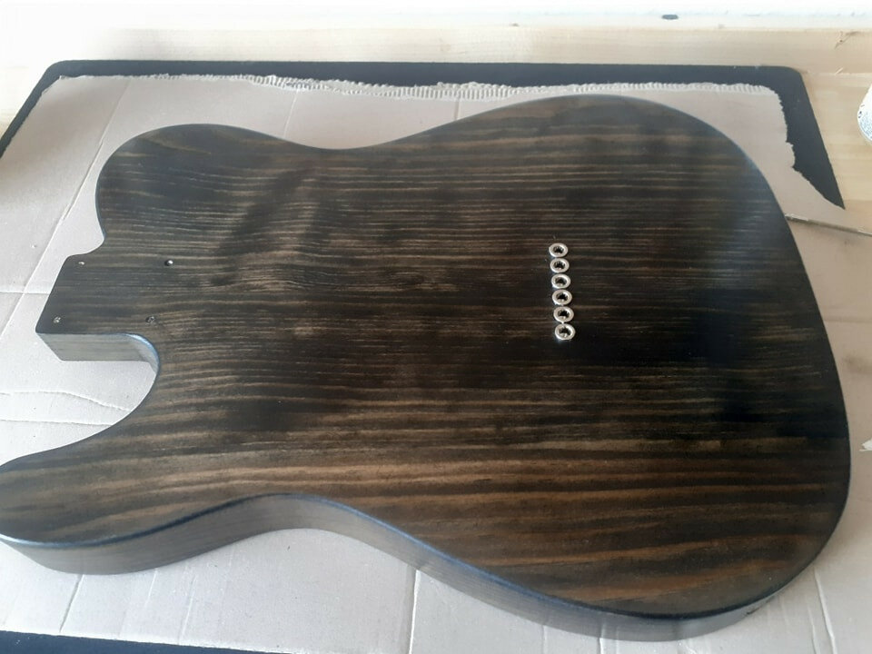 Se pintan guitarras y bajos