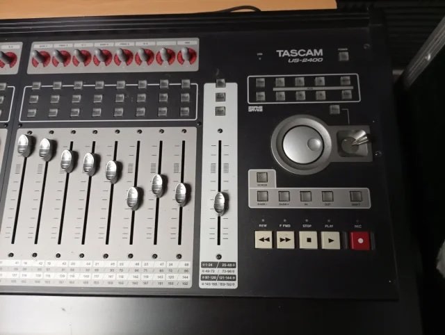 Controladora de DAW Tascam US-2400