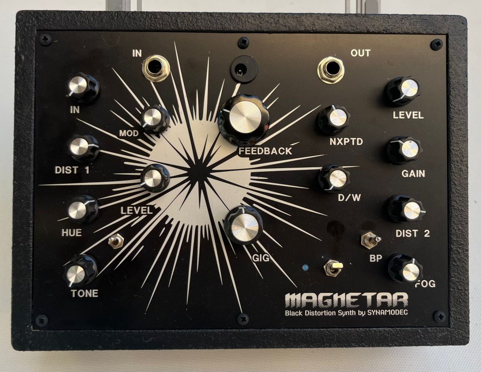 Magnetar, (Doble distorsion+delay) sintetizador de sobremesa de segunda mano · Foto 2 de 4 · Cádiz · 375 €