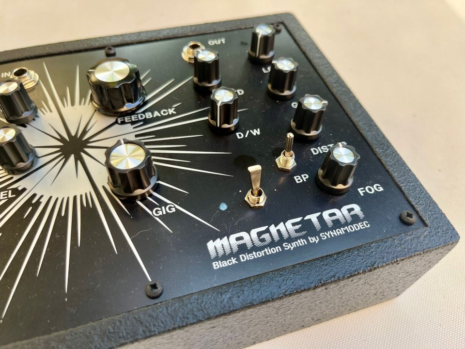 Magnetar, (Doble distorsion+delay) sintetizador de sobremesa de segunda mano · Foto 3 de 4 · Cádiz · 375 €