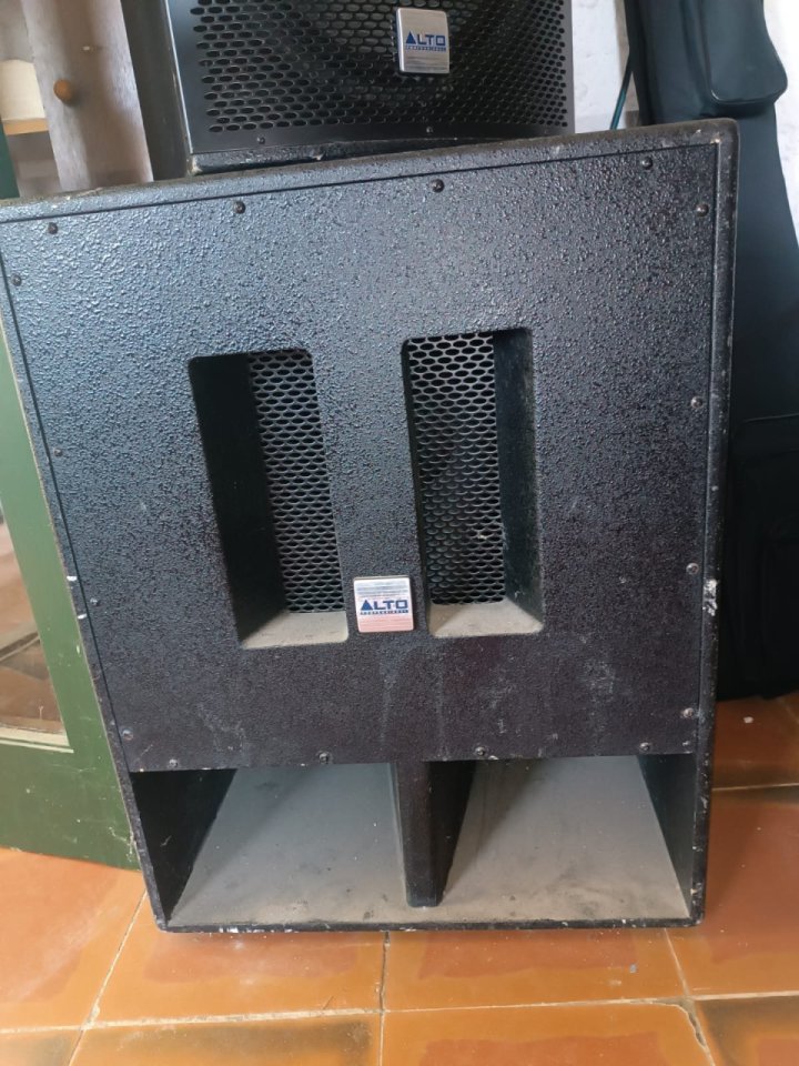 Sistema PA completo Alto professional + Ecler 2 subs 2 tops etapas y crossover de segunda mano · Foto 2 de 6 · Girona · 1500 €
