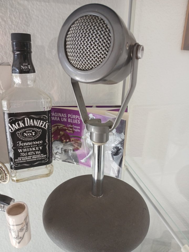 Microfono vintage Legend años 30 funcionando,con cable y expositor de segunda mano · Foto 1 de 3 · Sevilla · 285 €