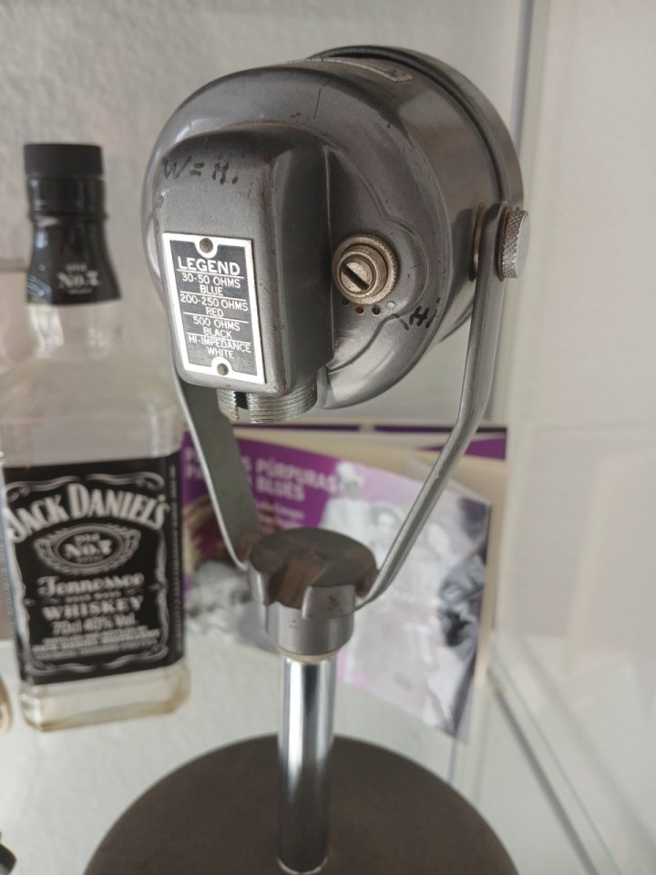 Microfono vintage Legend años 30 funcionando,con cable y expositor de segunda mano · Foto 2 de 3 · Sevilla · 285 €