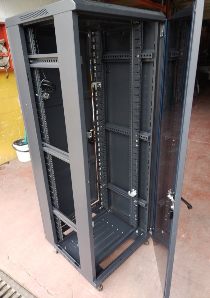 Armario rack 19" de 32 ud. con ruedas, ventilación y puertas