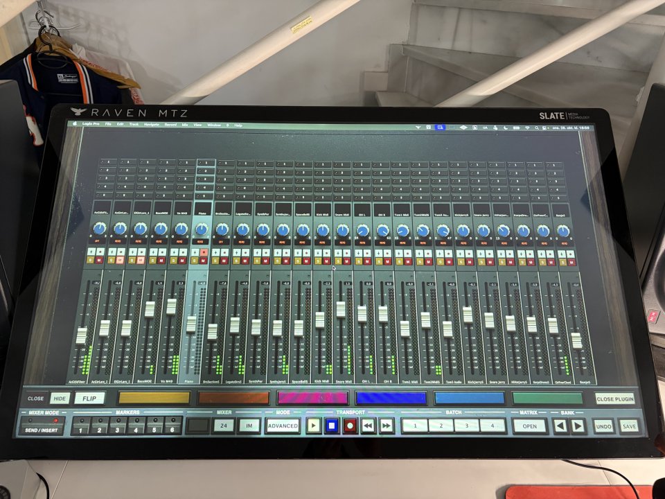 Steven Slate Audio RAVEN MTZ 43" + Licencia Logic Pro de segunda mano · Foto 1 de 2 · Málaga · 1300 €