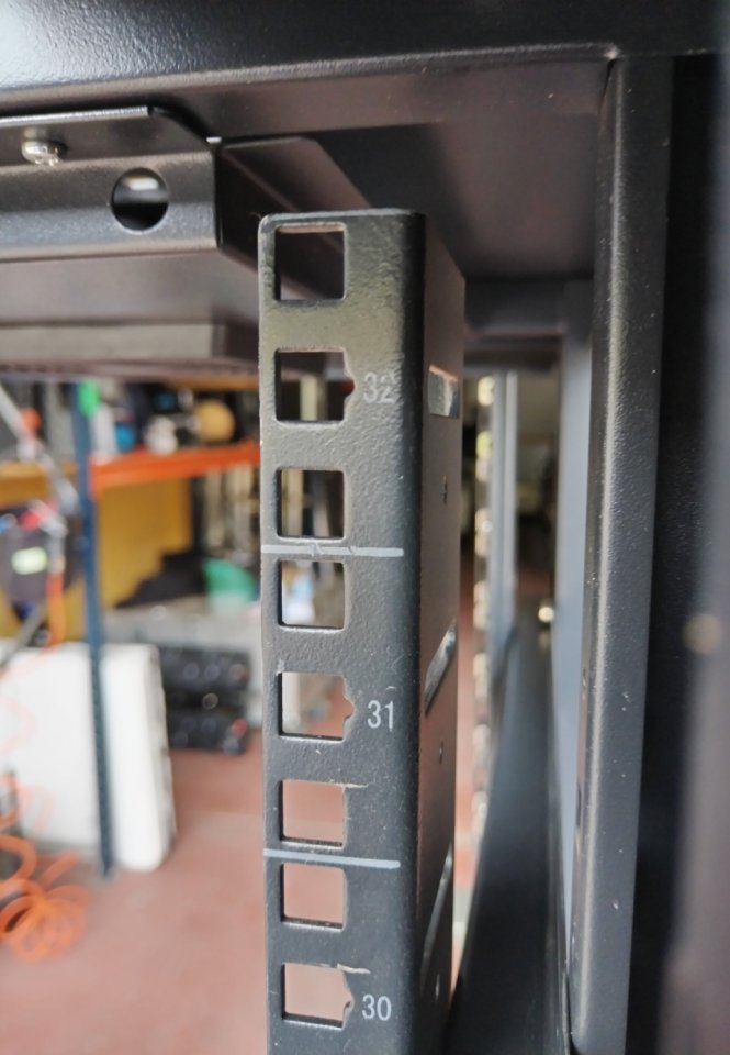 Armario rack 19" de 32 ud. con ruedas, ventilación y puertas