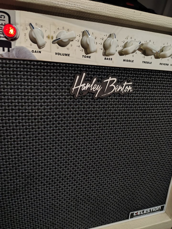 Amplificador Harley Benton Tube15 de segunda mano · Foto 1 de 6 · Sevilla · 200 €