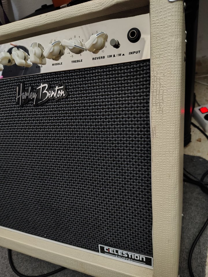 Amplificador Harley Benton Tube15 de segunda mano · Foto 2 de 6 · Sevilla · 200 €