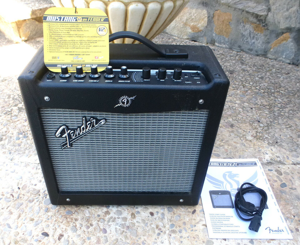 Fender Mustang V2. Amplificador para guitarra. Con accesorios. Impecable!!!