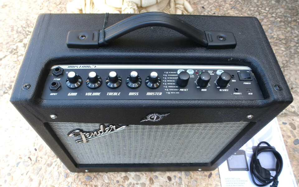 Fender Mustang V2. Amplificador para guitarra. Con accesorios. Impecable!!!
