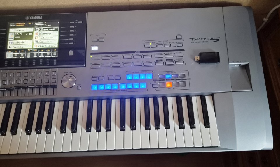 Tyros 5 con 76 teclas de segunda mano · Foto 1 de 8 · Madrid · 1500 €