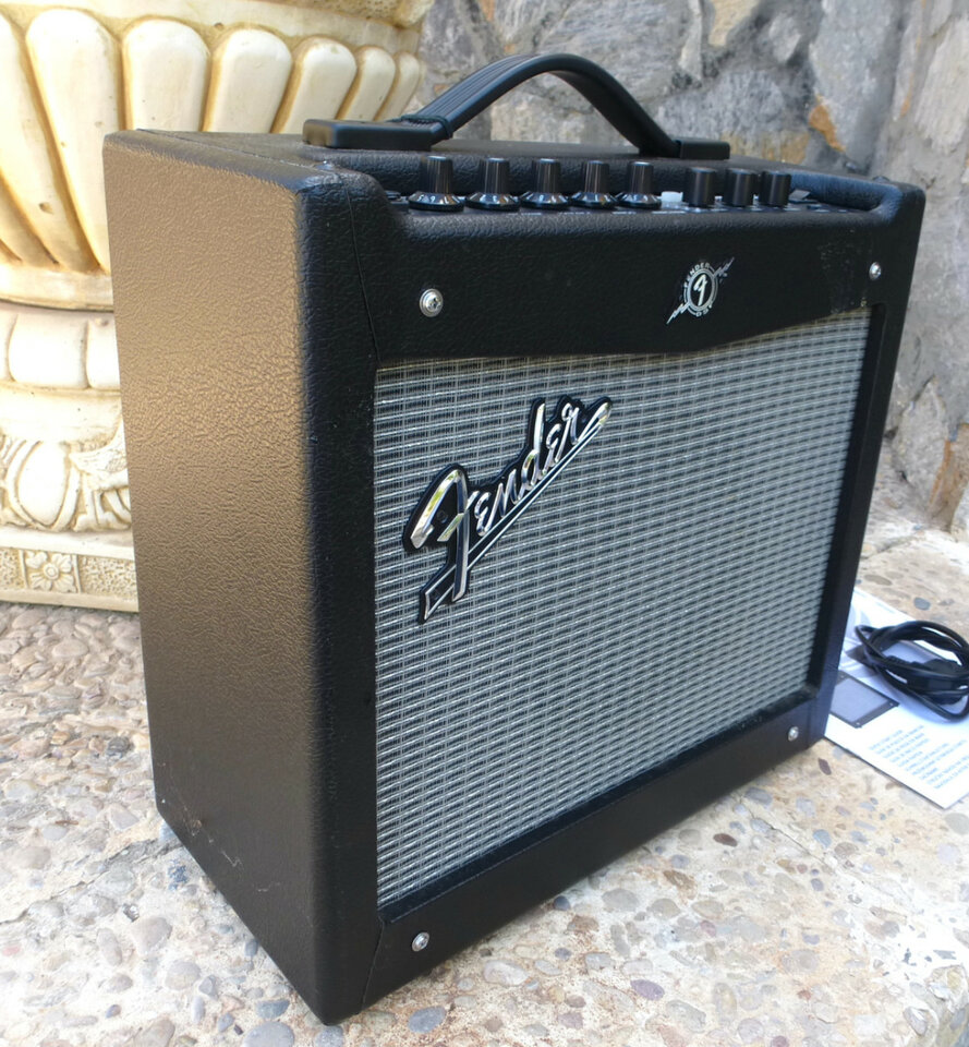 Fender Mustang V2. Amplificador para guitarra. Con accesorios. Impecable!!!