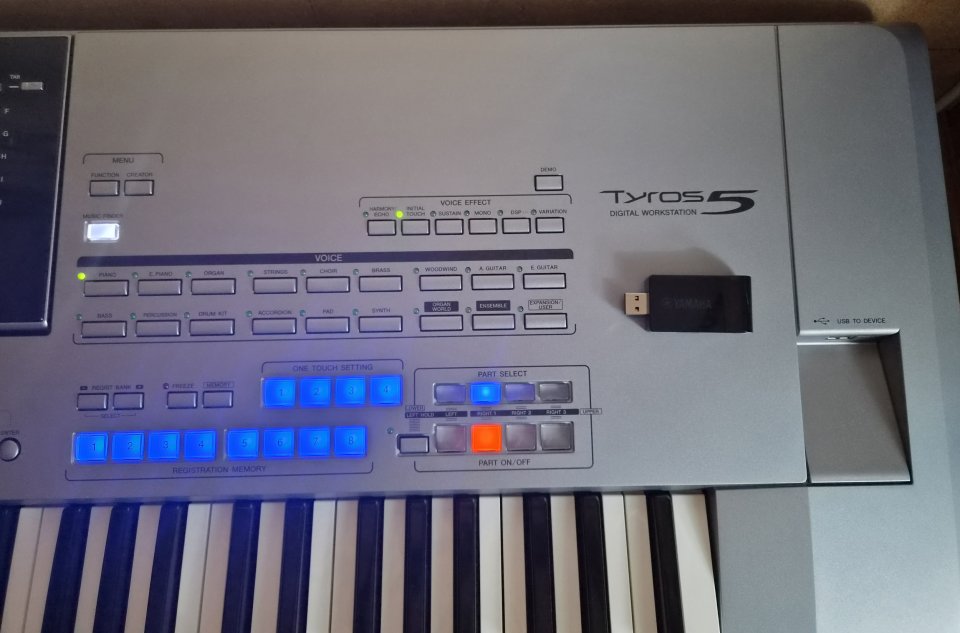 Tyros 5 con 76 teclas de segunda mano · Foto 2 de 8 · Madrid · 1500 €