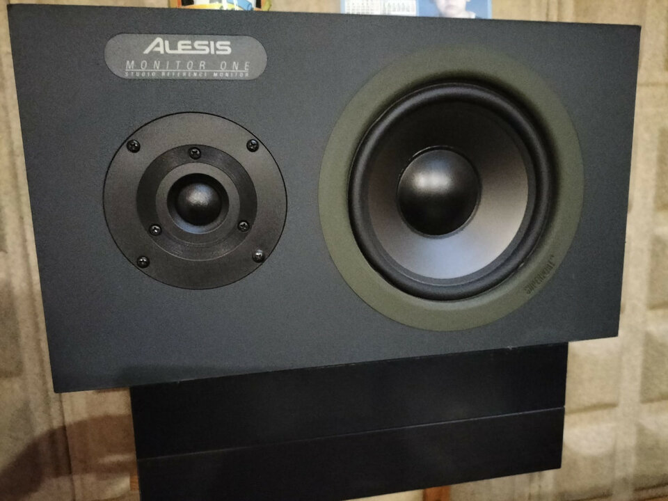 Monitores De Estudio Alesis Monitor One (Par)  +Alesis RA-100 100W/4-Ohm 75W/8-Ohm Amplifier Rack Mounted