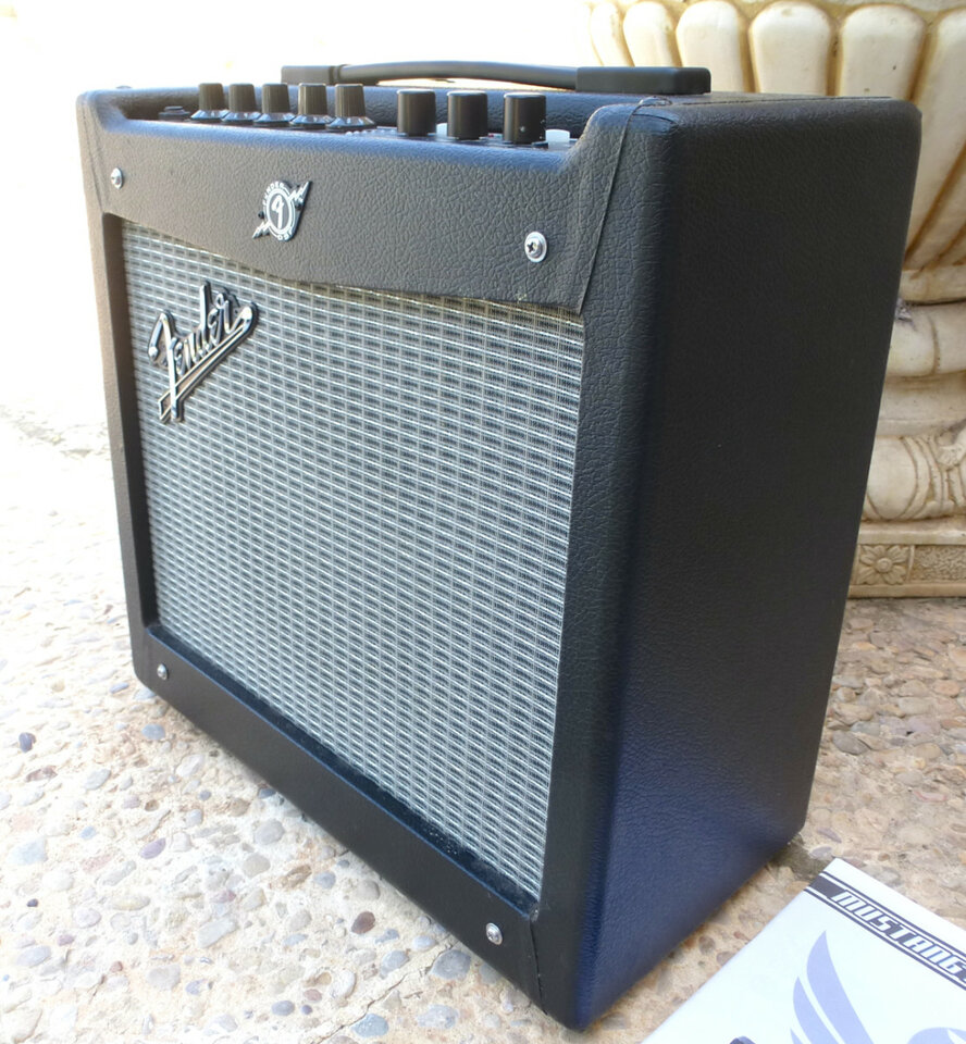 Fender Mustang V2. Amplificador para guitarra. Con accesorios. Impecable!!!