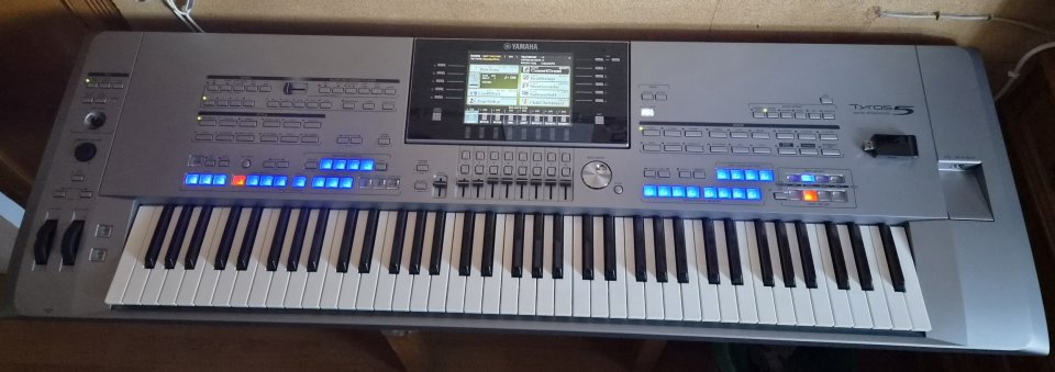 Tyros 5 con 76 teclas de segunda mano · Foto 3 de 8 · Madrid · 1500 €