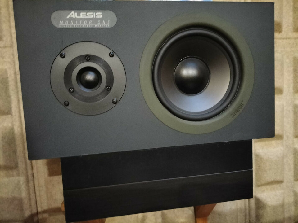 Monitores De Estudio Alesis Monitor One (Par)  +Alesis RA-100 100W/4-Ohm 75W/8-Ohm Amplifier Rack Mounted de segunda mano · Foto 2 de 4 · Madrid · 275 €