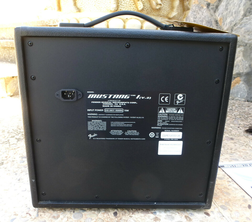 Fender Mustang V2. Amplificador para guitarra. Con accesorios. Impecable!!!