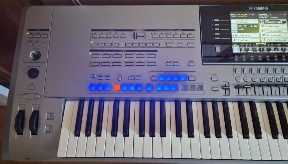 Tyros 5 con 76 teclas de segunda mano · Foto 4 de 8 · Madrid · 1500 €