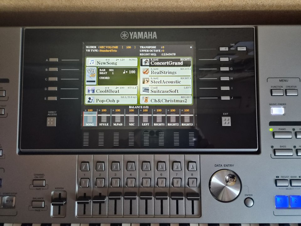 Tyros 5 con 76 teclas de segunda mano · Foto 5 de 8 · Madrid · 1500 €