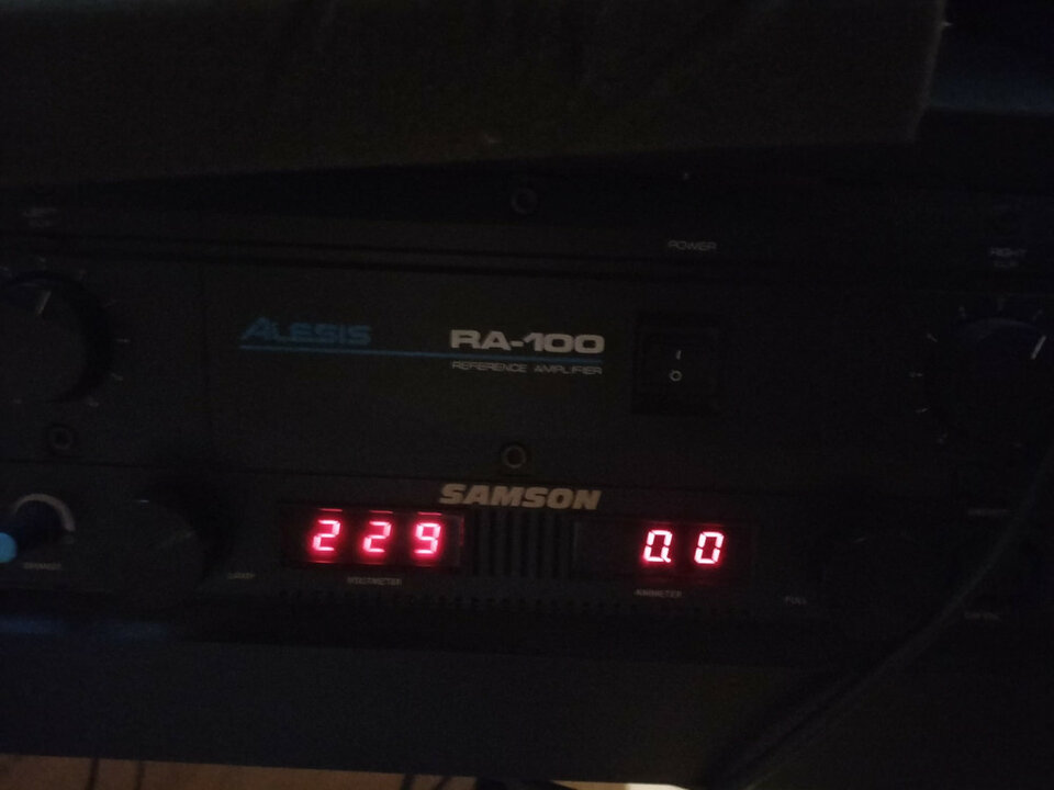 Monitores De Estudio Alesis Monitor One (Par)  +Alesis RA-100 100W/4-Ohm 75W/8-Ohm Amplifier Rack Mounted de segunda mano · Foto 4 de 4 · Madrid · 275 €