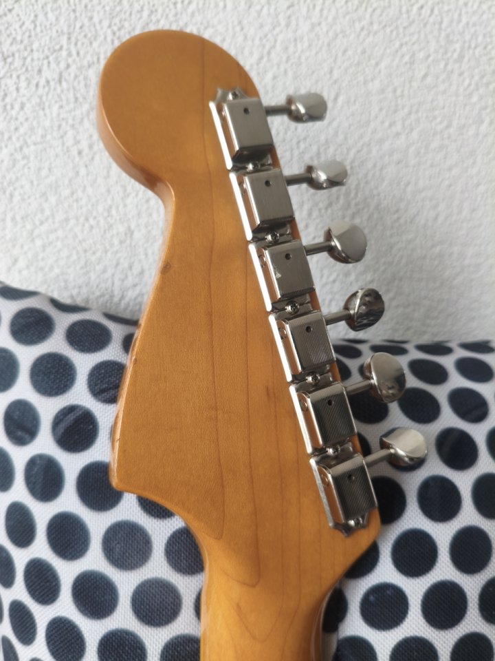 Fender Jazzmaster JM66B (3-tone sunburst,2006, CIJ, Tokai Gakki)) de segunda mano · Foto 6 de 10 · Madrid · 1400 €