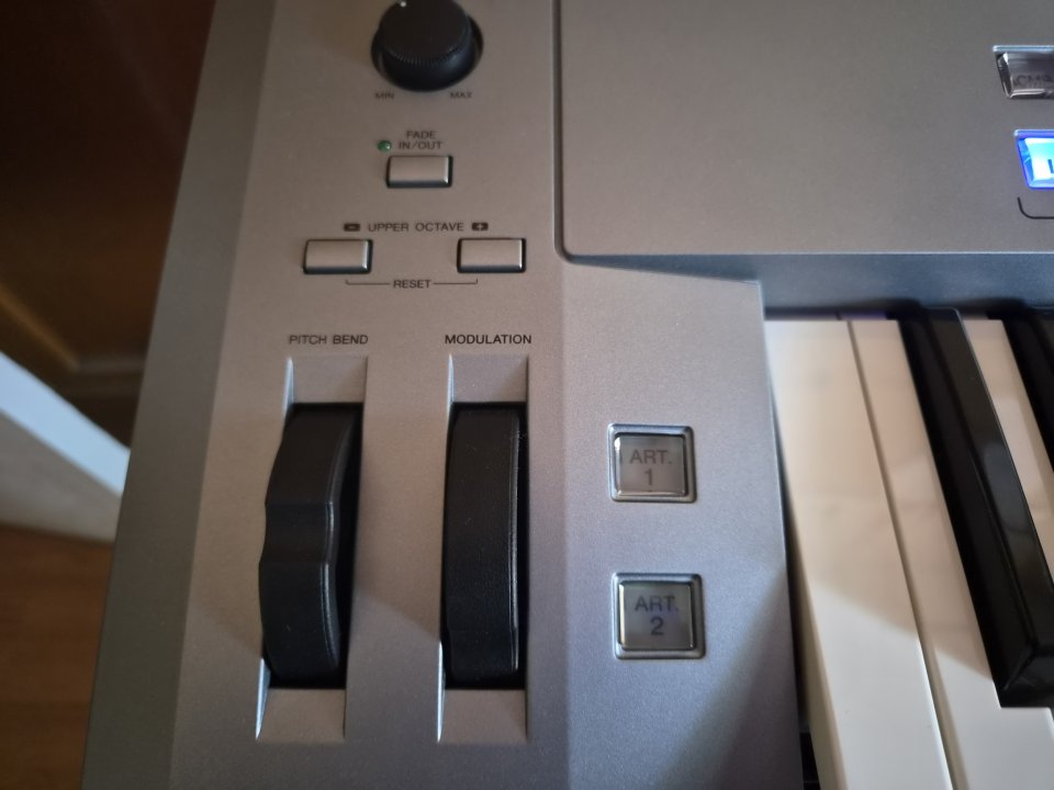 Tyros 5 con 76 teclas de segunda mano · Foto 7 de 8 · Madrid · 1500 €