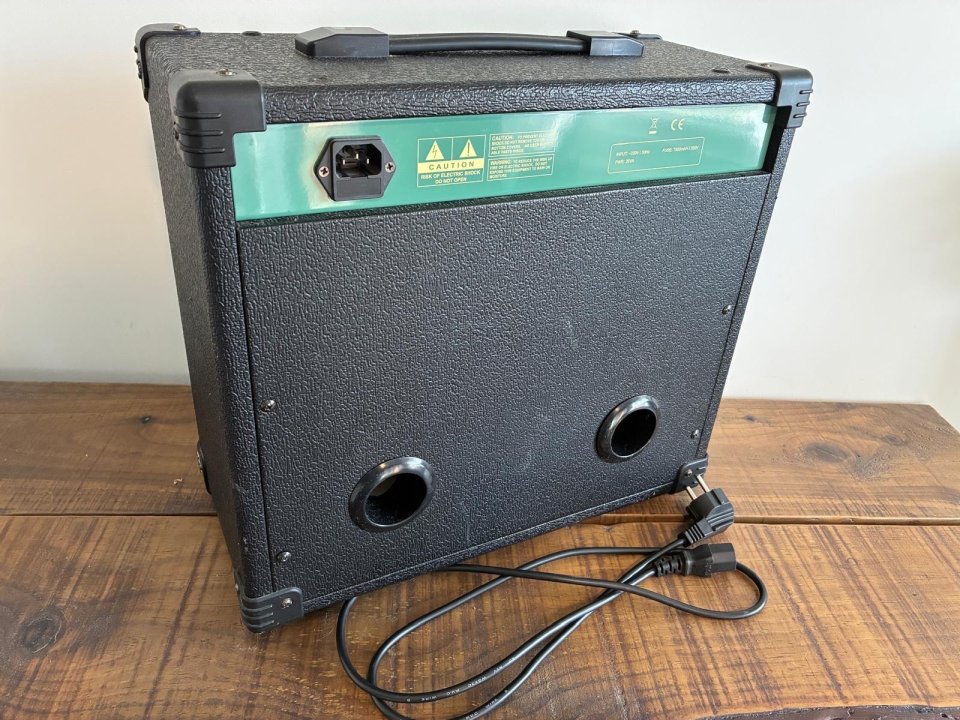 Stagg 20 BA - Amplificador de bajo 20 W de segunda mano · Foto 4 de 4 · Gipuzkoa · 45 €