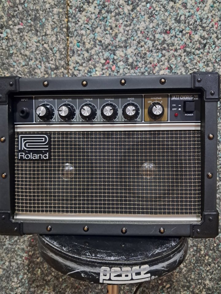 Amplificador Jazz Chorus De Roland  20w RMS Italia
