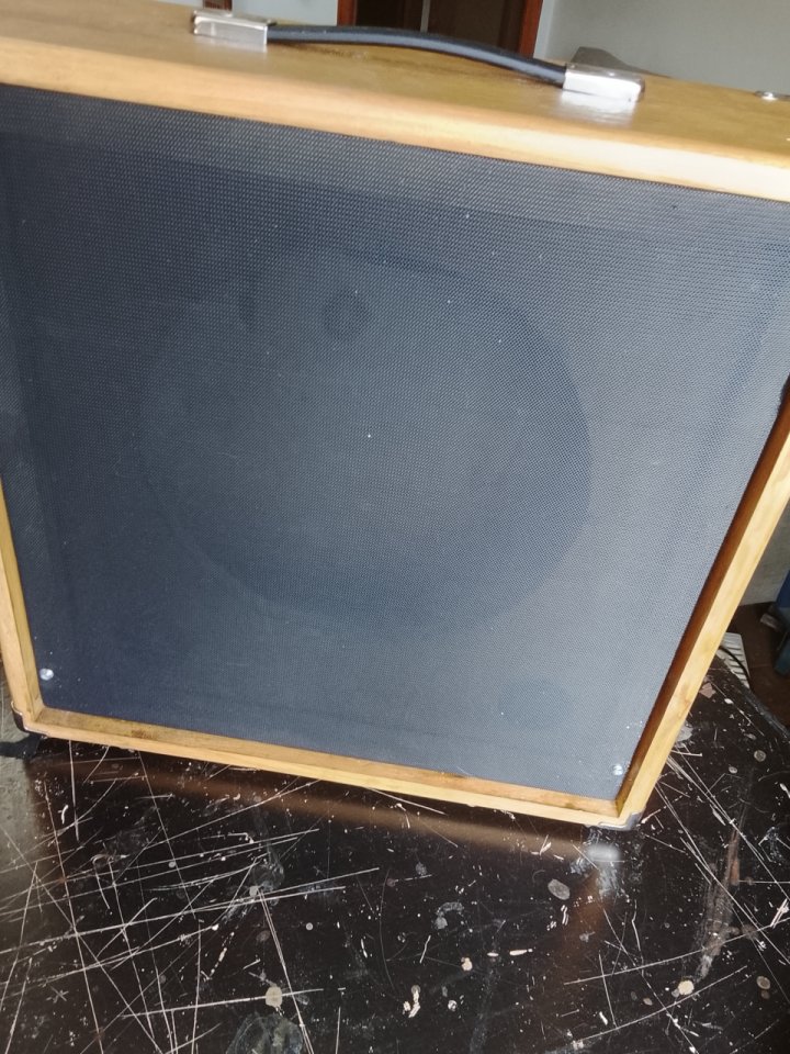Pantalla 1x12 madera Abeto Finlandés 18mm. de segunda mano · Foto 3 de 10 · Cáceres · 90 €