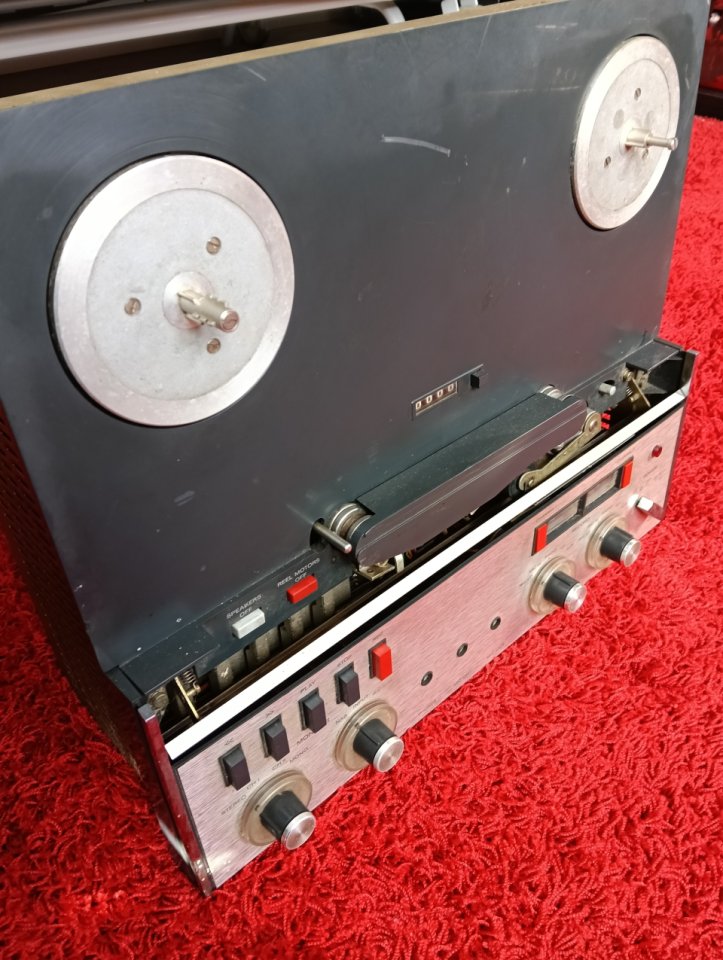 Grabadora/radio Revox