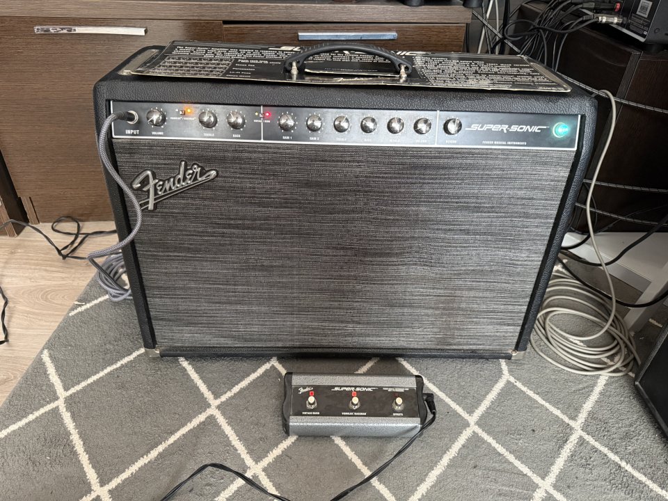 Cambio combo Fender SuperSonic 60w. de segunda mano · Foto 1 de 5 · Murcia